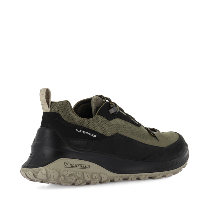 ULT-TRN LOW WP M 824254 - BLACK/TARMAC