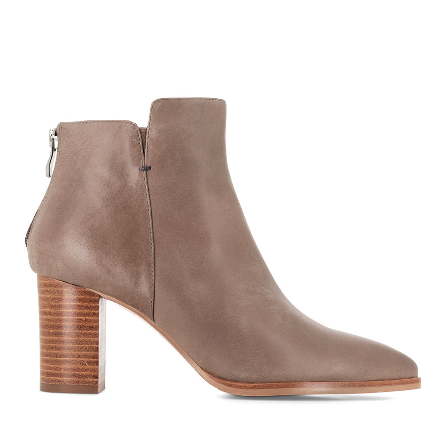 ASTRON SMOKE LEATHER – Evans Shoes