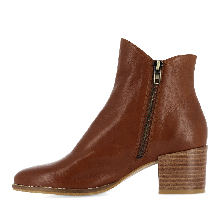 MOCKAS - COGNAC POLISH LEATHER