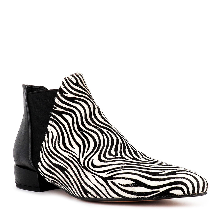 EVELYN - WHITE ZEBRA BLACK PONY