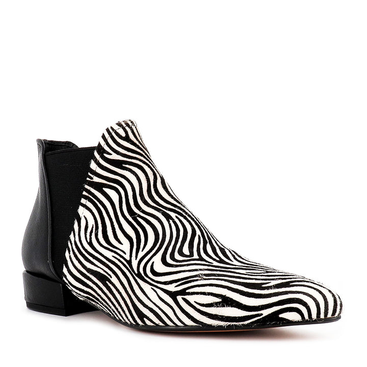 EVELYN - WHITE ZEBRA BLACK PONY
