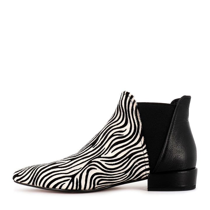 EVELYN - WHITE ZEBRA BLACK PONY